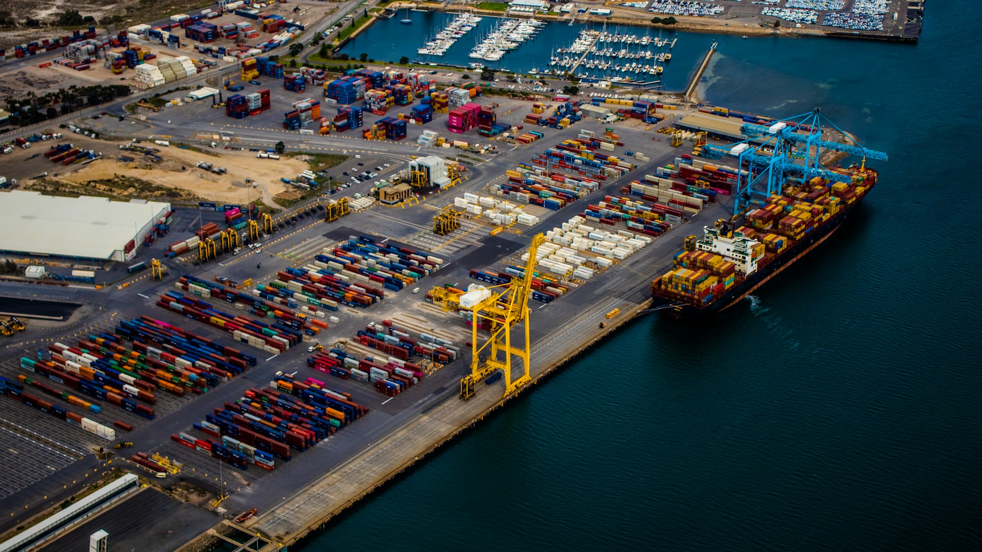 Contenedores apilados en un terminal portuario vistos desde el aire